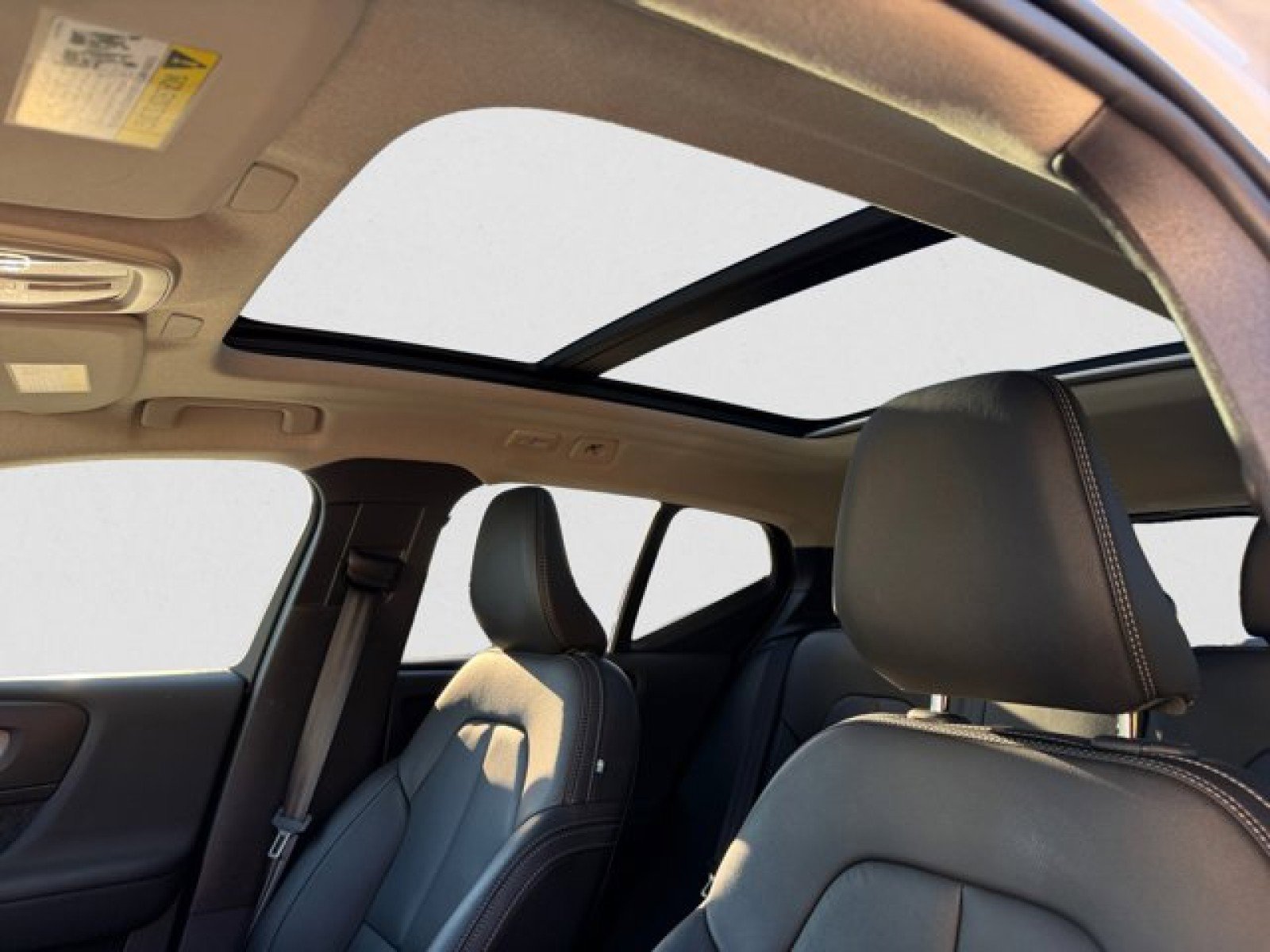 Used 2025 Volvo XC40 B5 Plus image 12