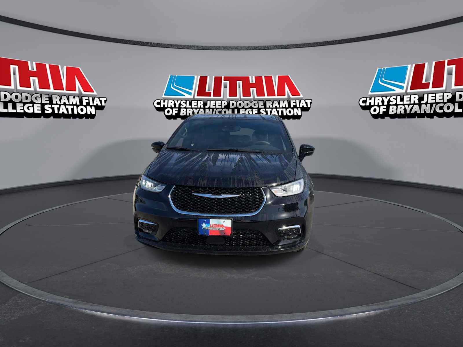 Used 2025 Chrysler Pacifica Select image 3