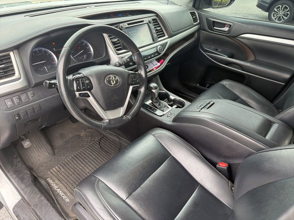 Used 2019 Toyota Highlander XLE AWD/4WD image 14