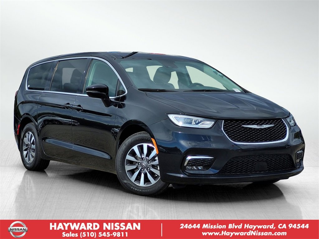 Used 2022 Chrysler Pacifica Touring-L image 1