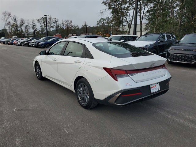 Used 2024 Hyundai Elantra SEL image 3