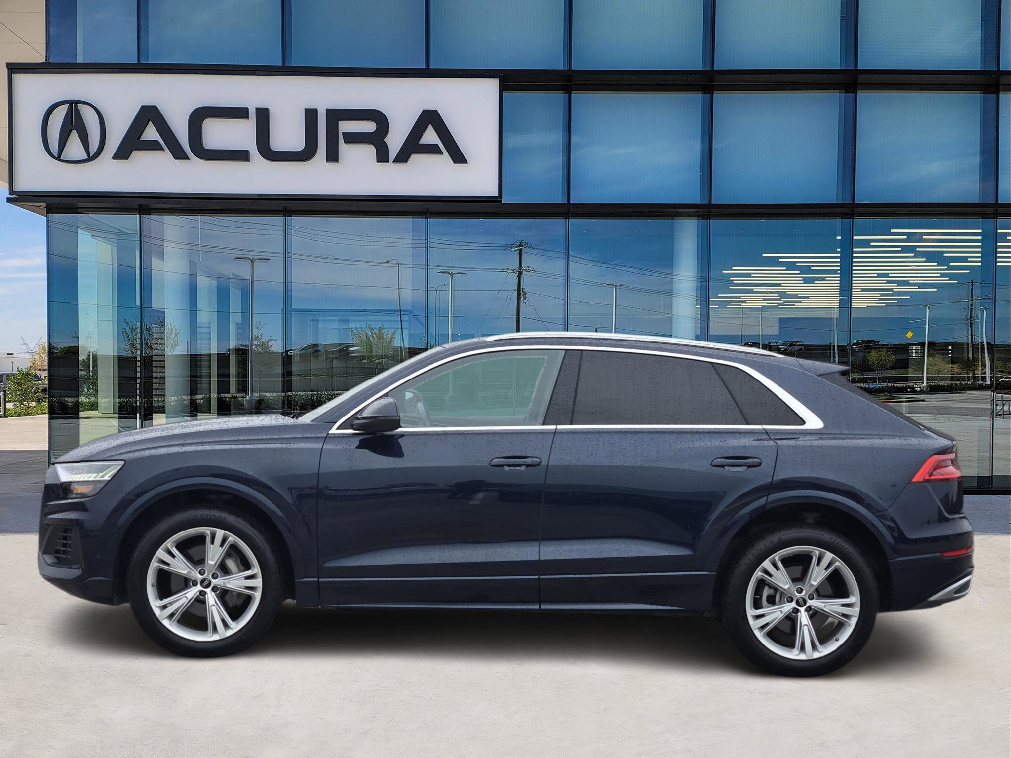 Used 2023 Audi Q8 Premium image 3