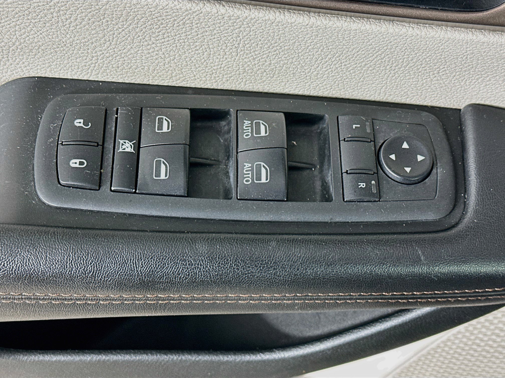 Used 2018 Chrysler Pacifica Touring-L FWD image 15