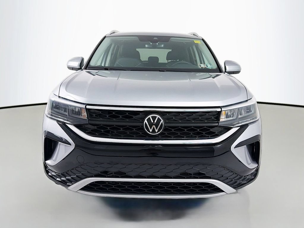 Used 2023 Volkswagen Taos SE w/ Panoramic Sunroof Package FWD image 2