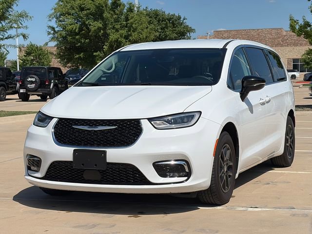 Used 2024 Chrysler Pacifica Touring-L image 3