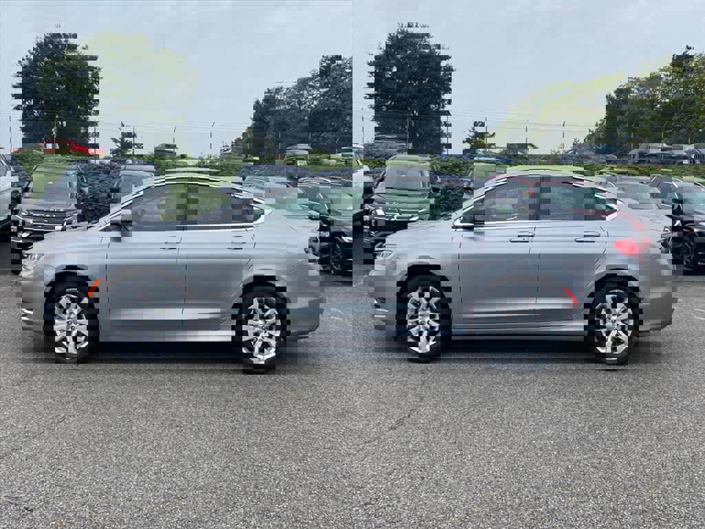 Used 2016 Chrysler 200 Limited image 2