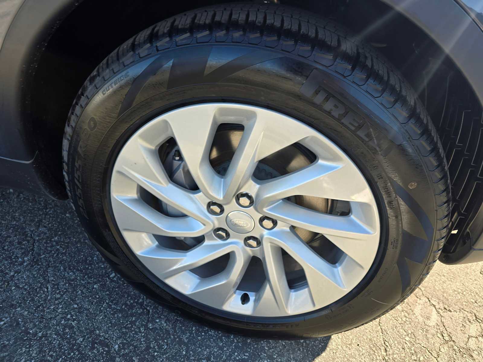 New 2025 Land Rover Discovery S image 9