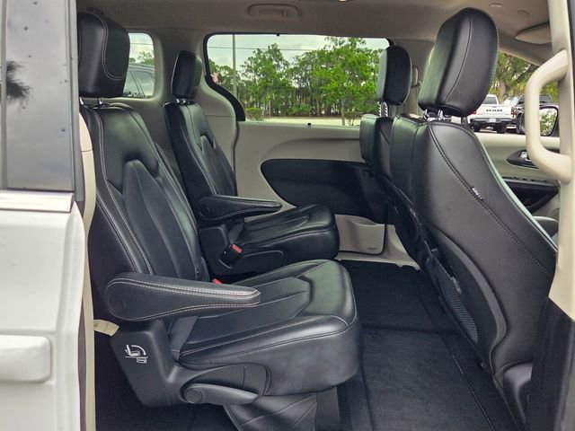 Used 2023 Chrysler Pacifica Touring-L FWD image 16