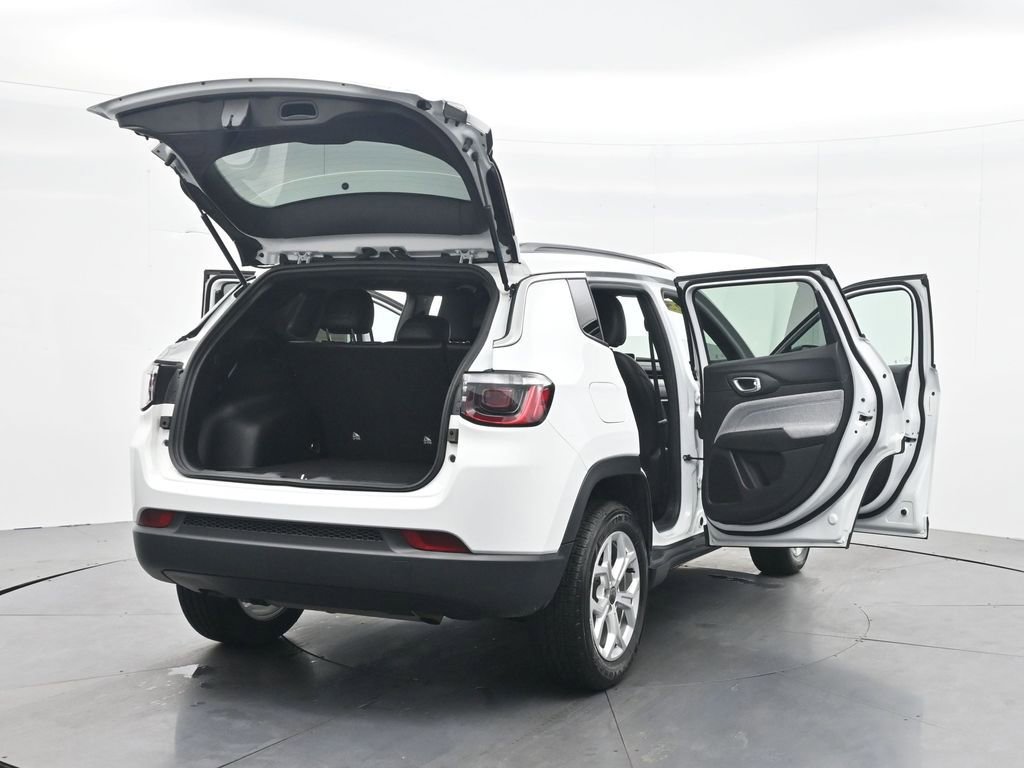 Used 2025 Jeep Compass Latitude AWD/4WD image 36