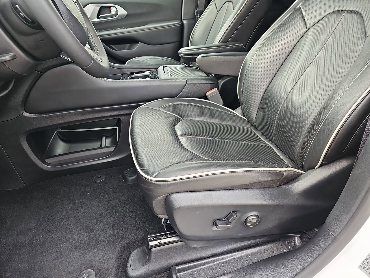 Used 2025 Chrysler Pacifica Limited FWD image 20