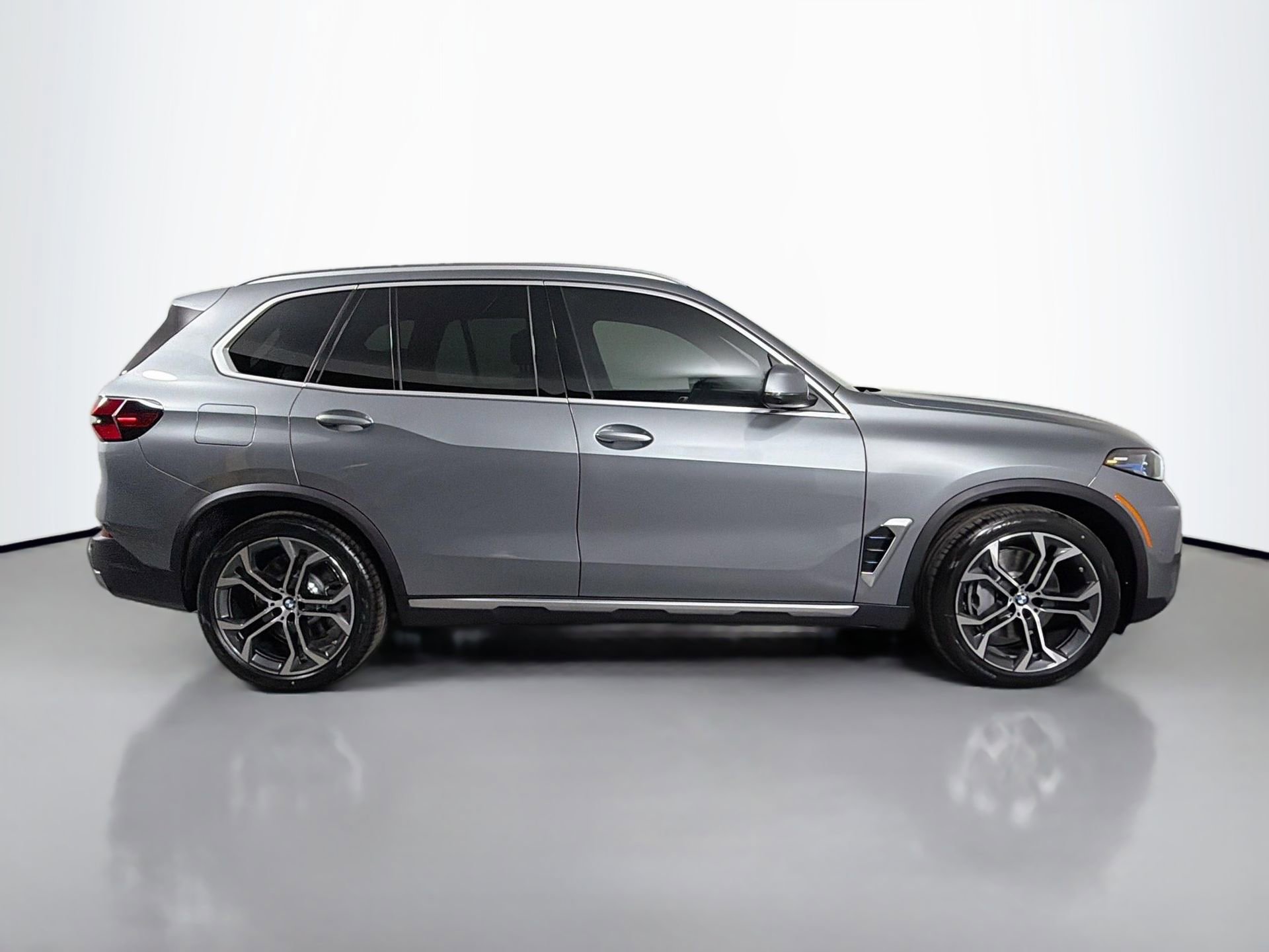 New 2026 BMW X5 xDrive50e image 4