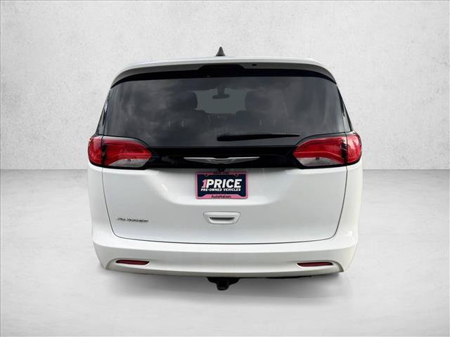 Used 2022 Chrysler Voyager LX FWD image 6