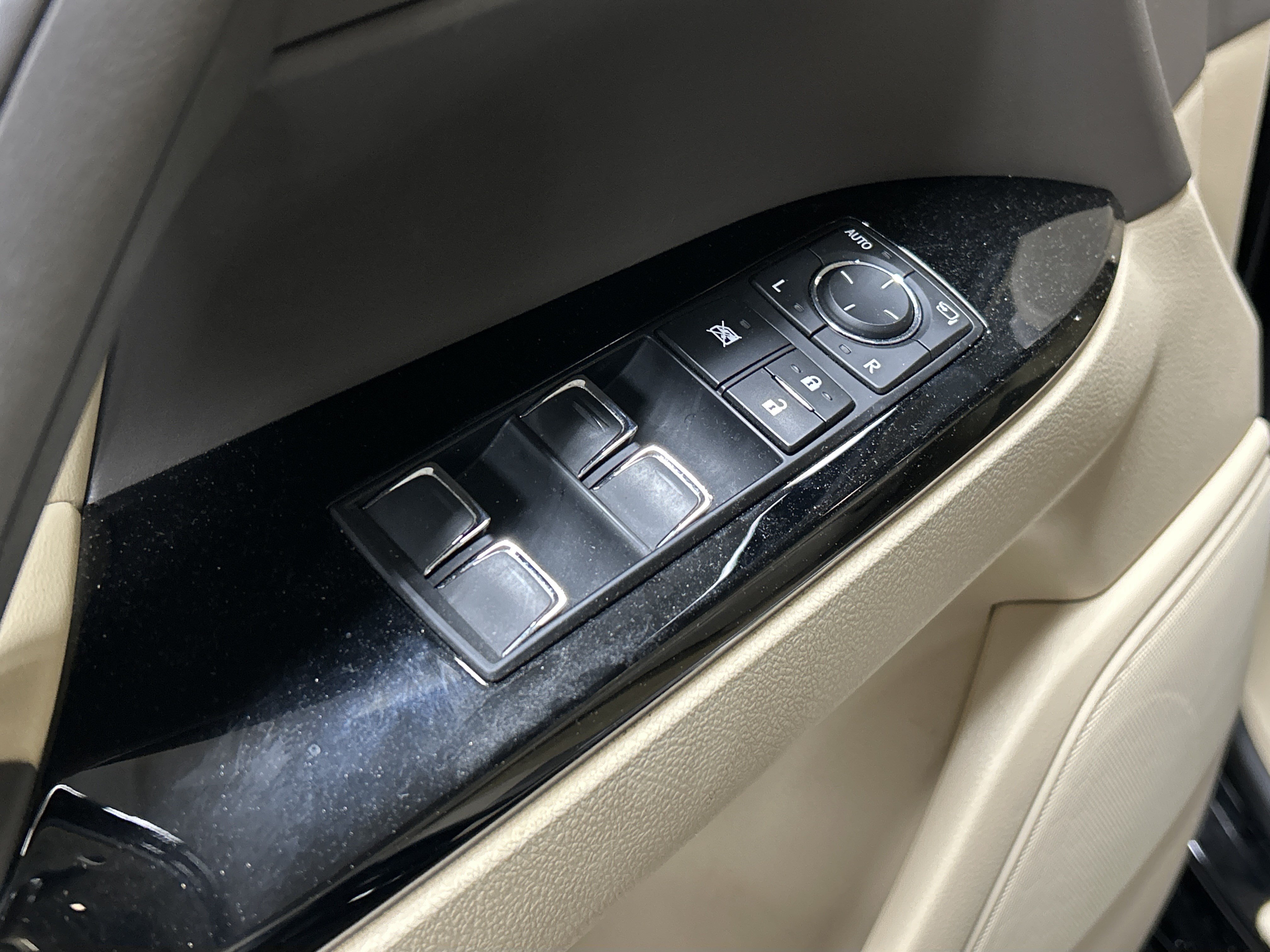 Used 2020 Lexus LX 570 4WD w/ Luxury Package image 15