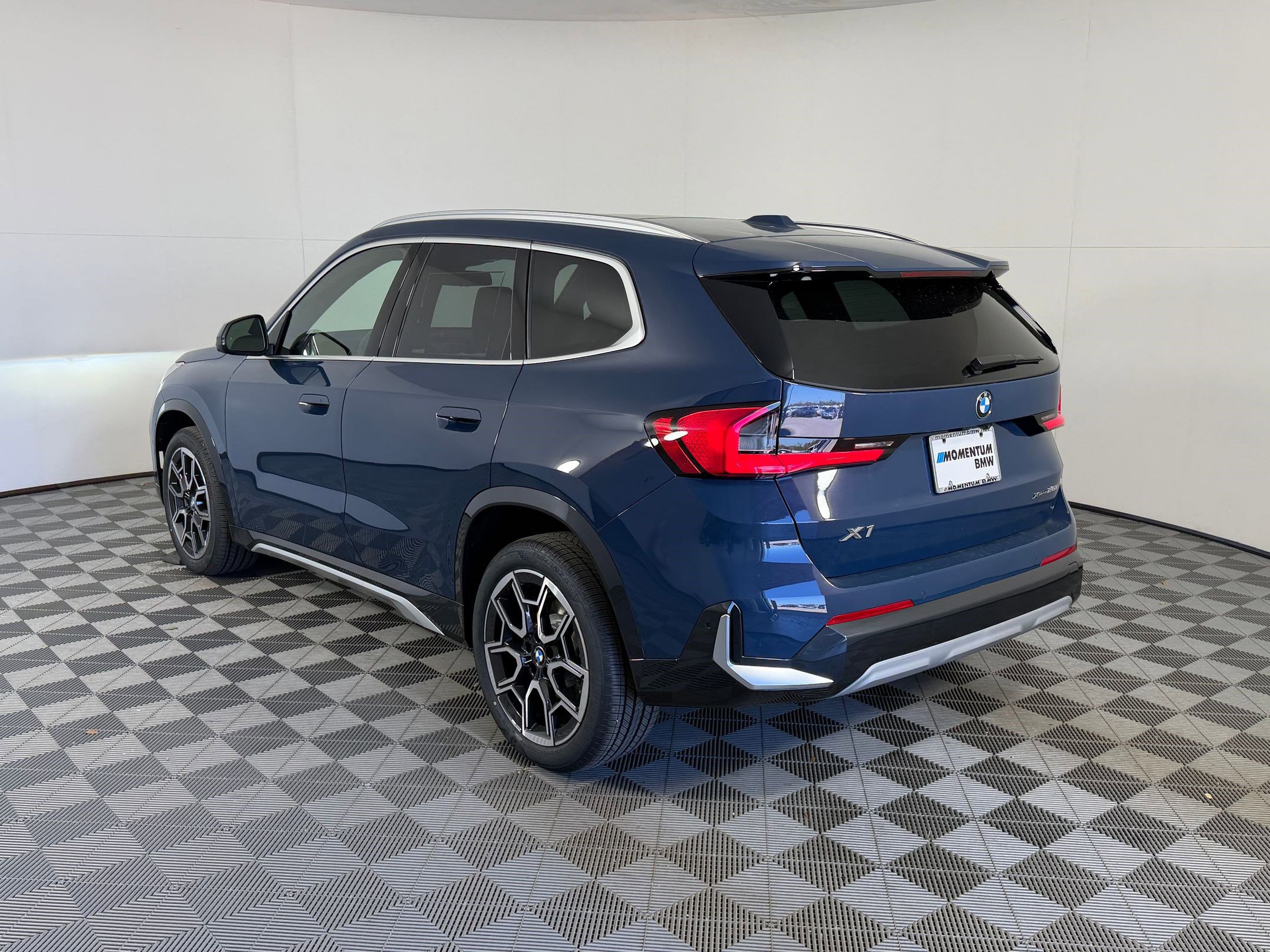 Used 2026 BMW X1 xDrive28i w/ Technology Package AWD/4WD image 3