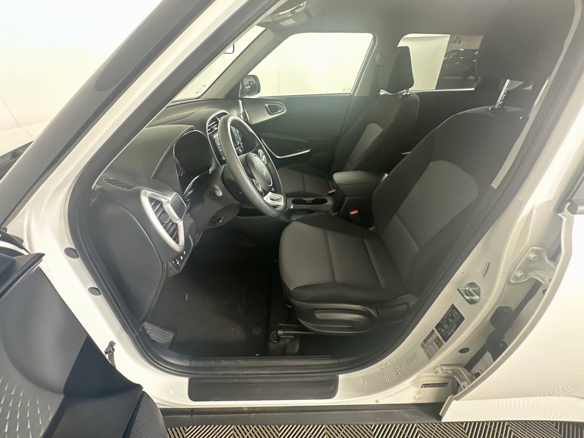 Used 2025 Kia Soul LX w/ LX Technology Package FWD image 13