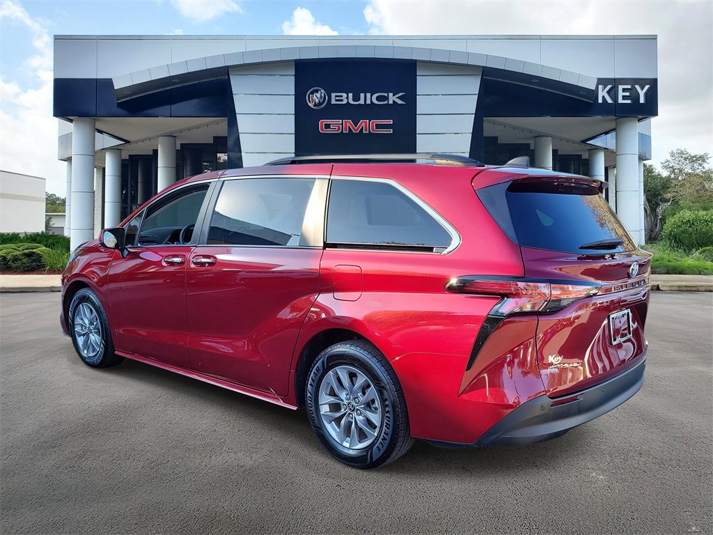 Used 2022 Toyota Sienna XLE image 4