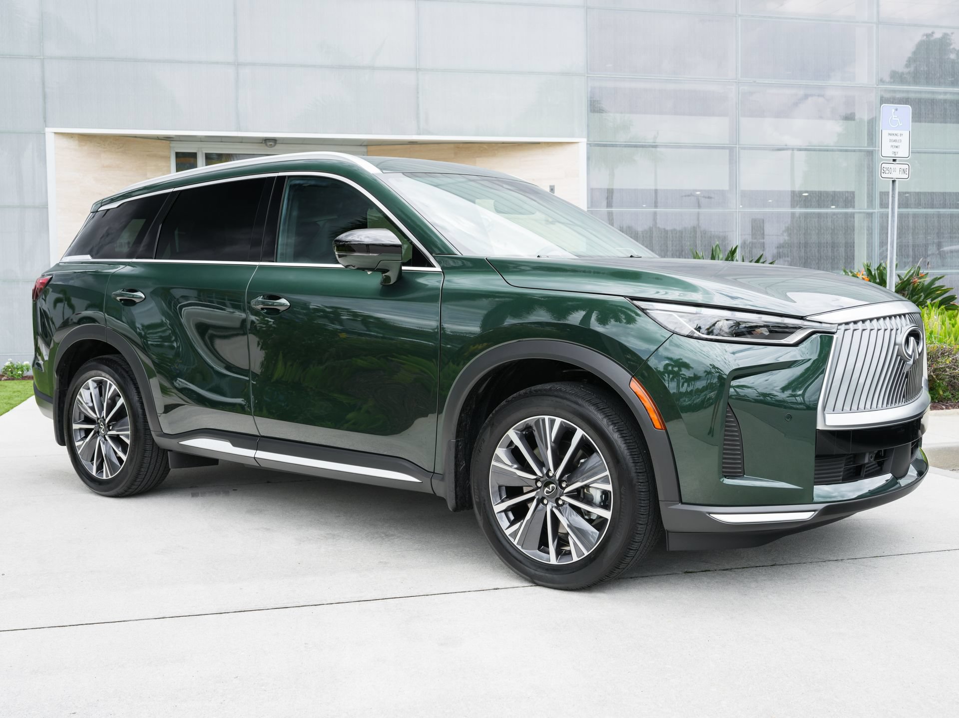 Certified 2026 INFINITI QX60 Luxe w/ Cargo Package FWD image 2