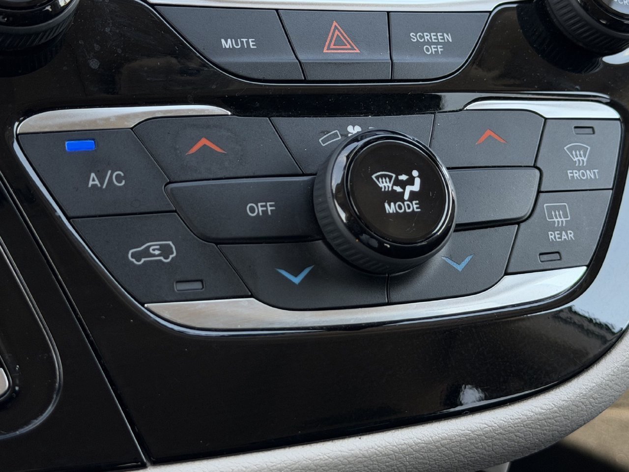 Used 2023 Chrysler Voyager LX FWD image 19