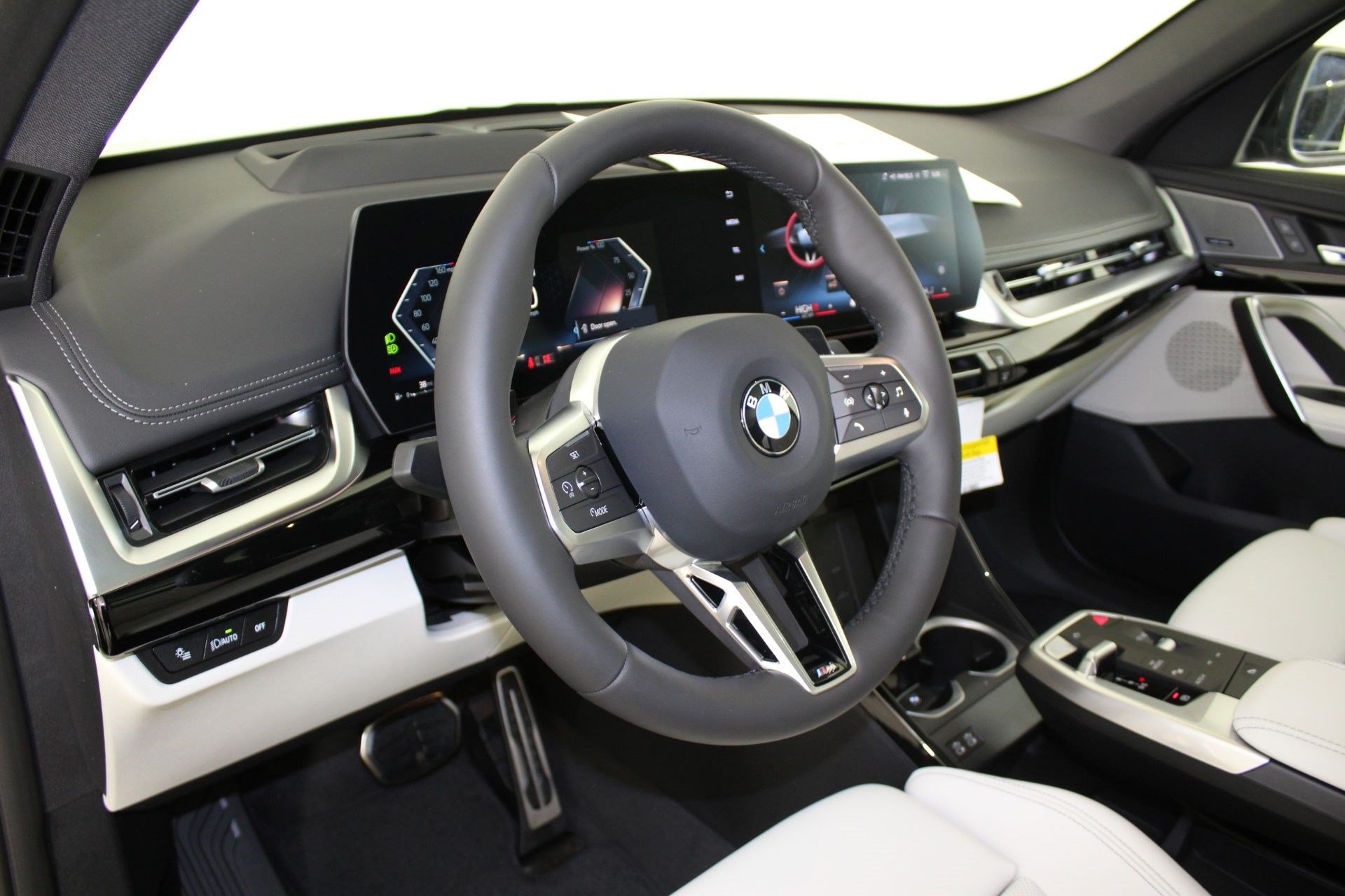Used 2026 BMW X1 xDrive28i w/ Technology Package AWD/4WD image 4