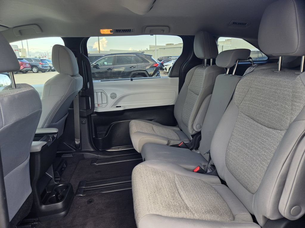 Used 2025 Toyota Sienna LE FWD image 29