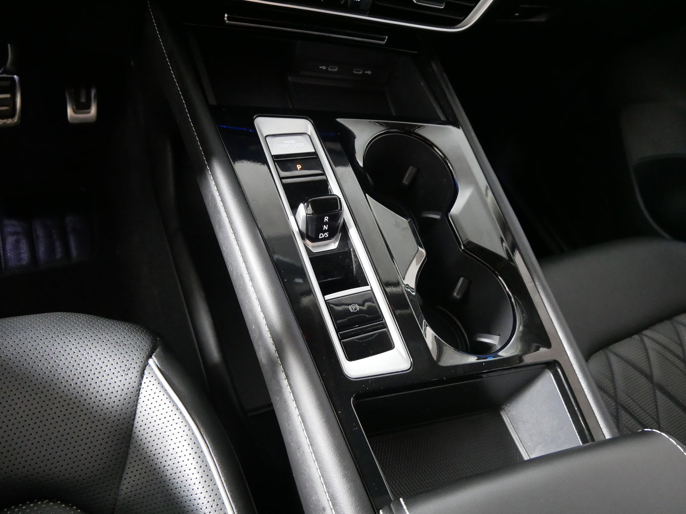 Certified 2024 Volkswagen Atlas SEL Premium R-Line image 24