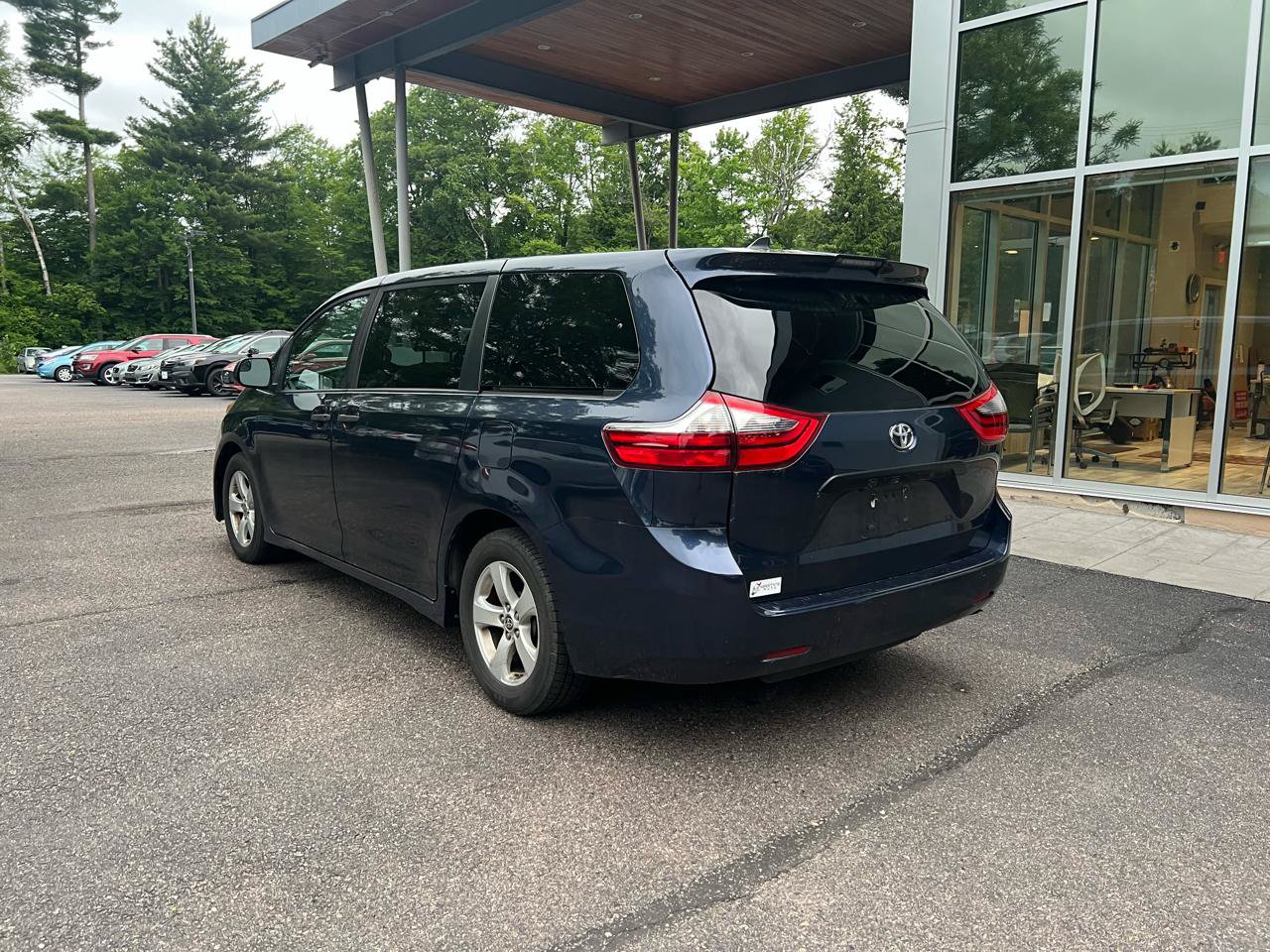 Used 2020 Toyota Sienna L FWD image 3