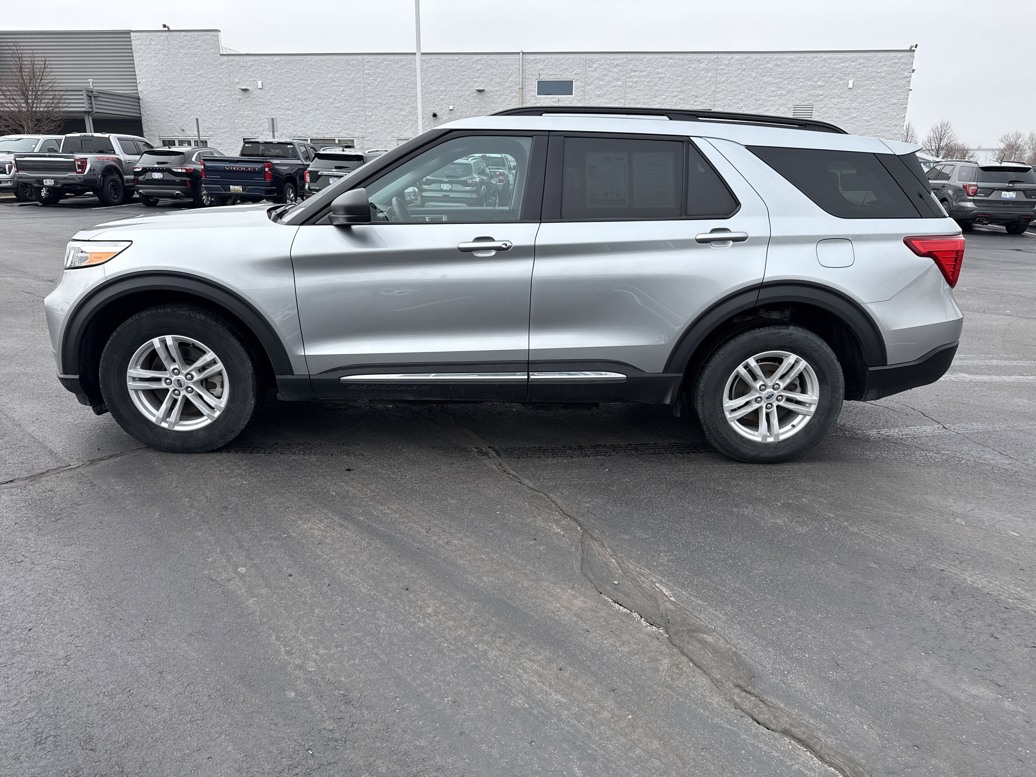 Certified 2024 Ford Explorer XLT image 3