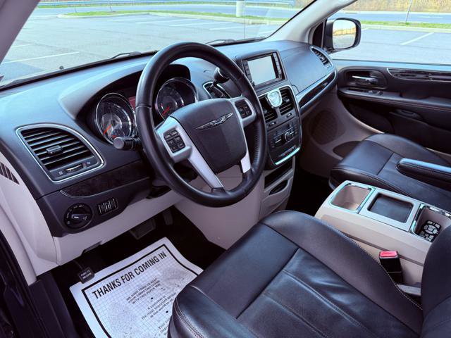 Used 2015 Chrysler Town & Country Touring FWD image 10