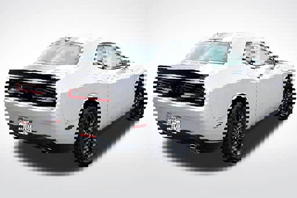 Used 2022 Dodge Challenger SXT w/ Driver Convenience Group image 10