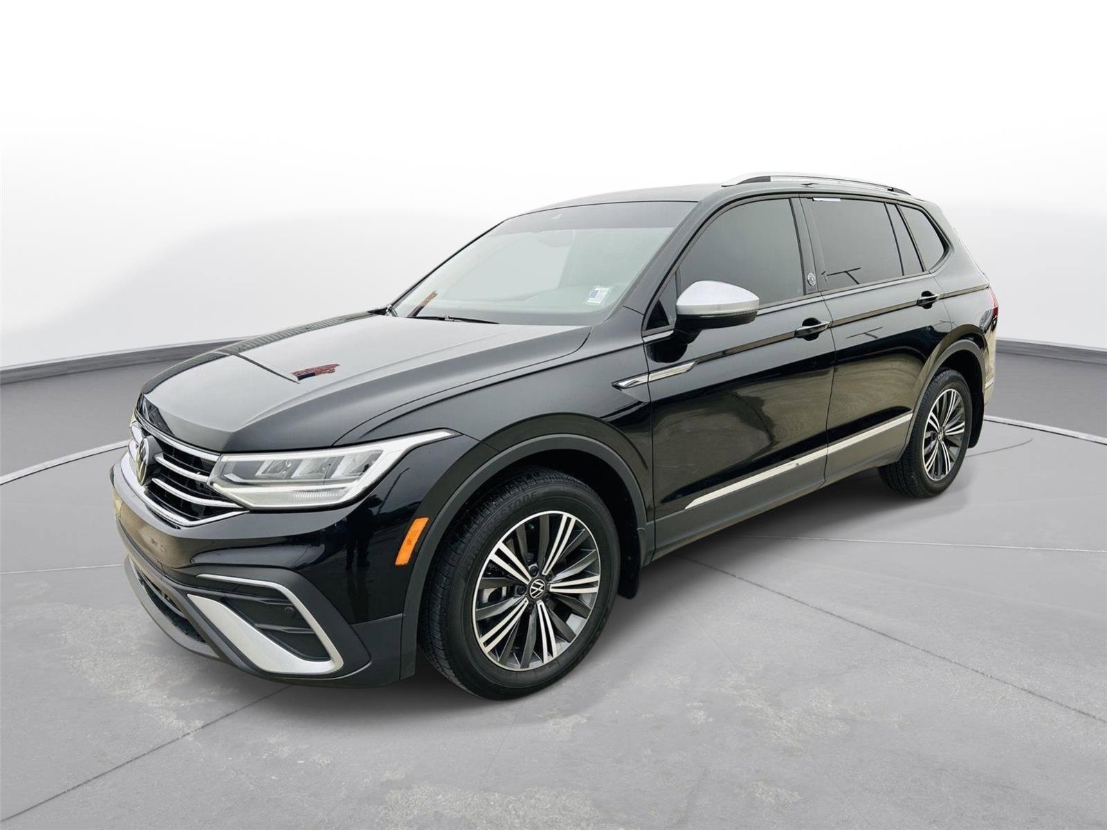 Used 2024 Volkswagen Tiguan Wolfsburg Edition w/ Panoramic Sunroof Package image 33