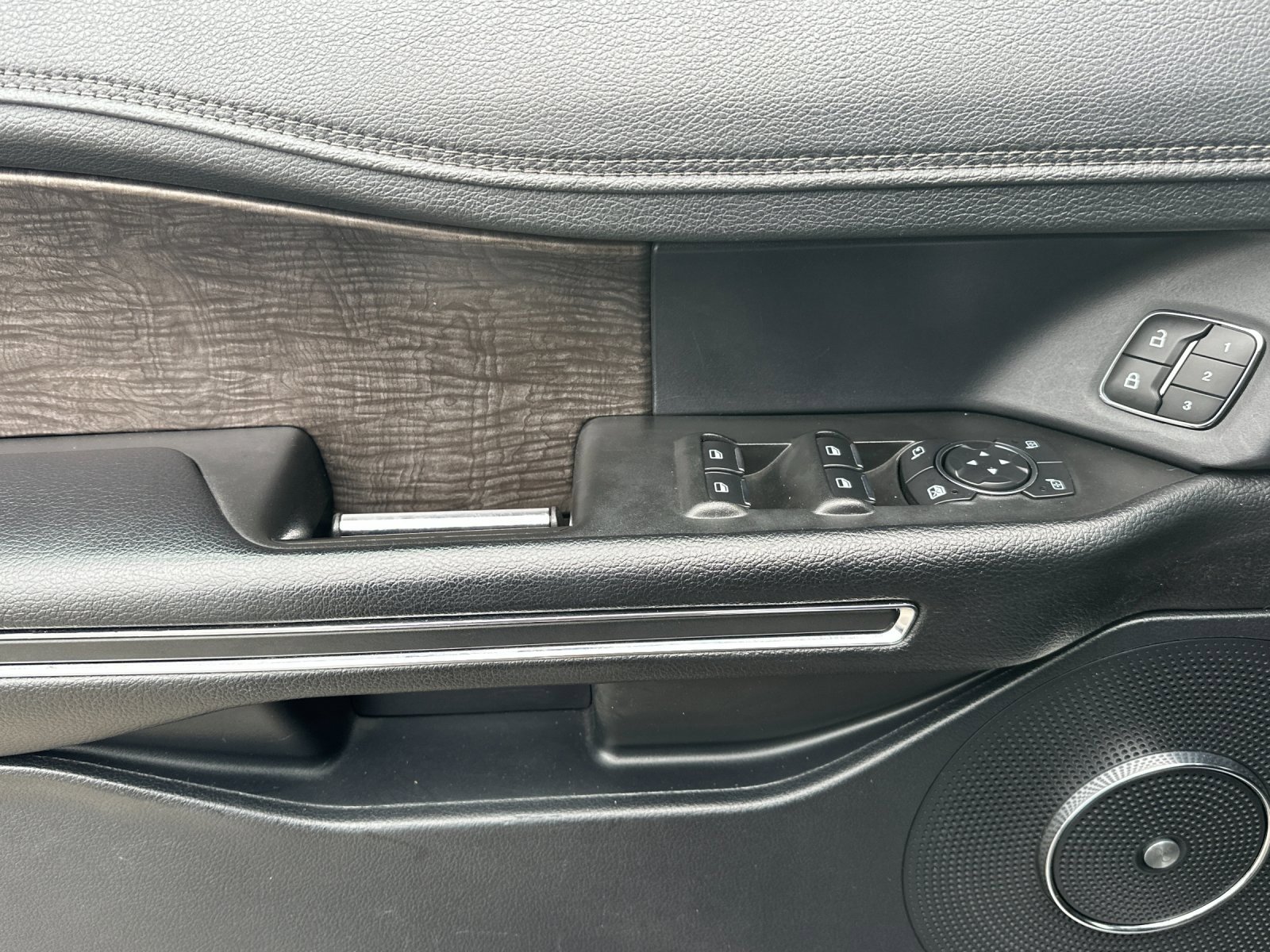 Used 2020 Ford Expedition Limited image 11