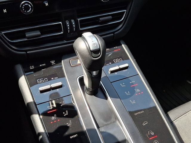 Certified 2023 Porsche Macan Turbo AWD/4WD image 19