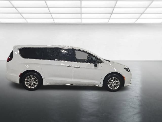 Used 2024 Chrysler Pacifica Touring-L FWD image 3