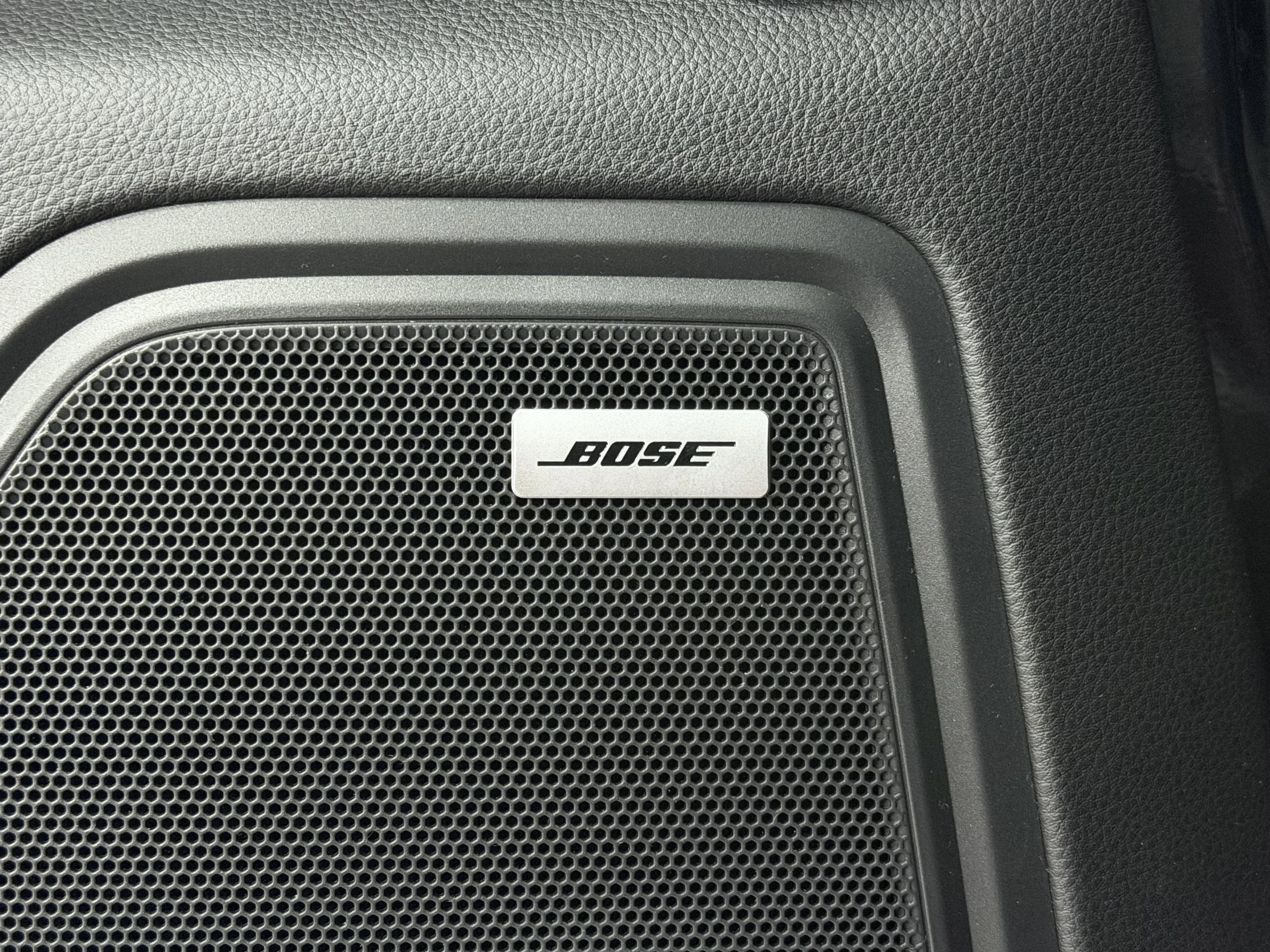 Certified 2022 Porsche Macan S AWD/4WD image 31