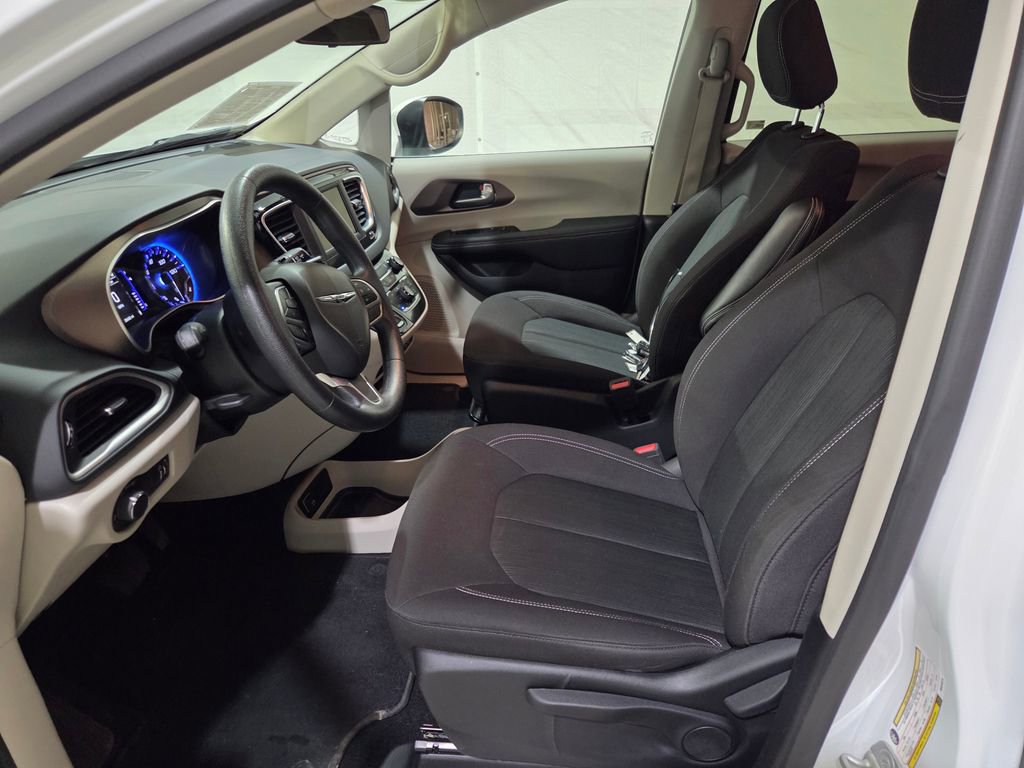Certified 2021 Chrysler Voyager L image 12