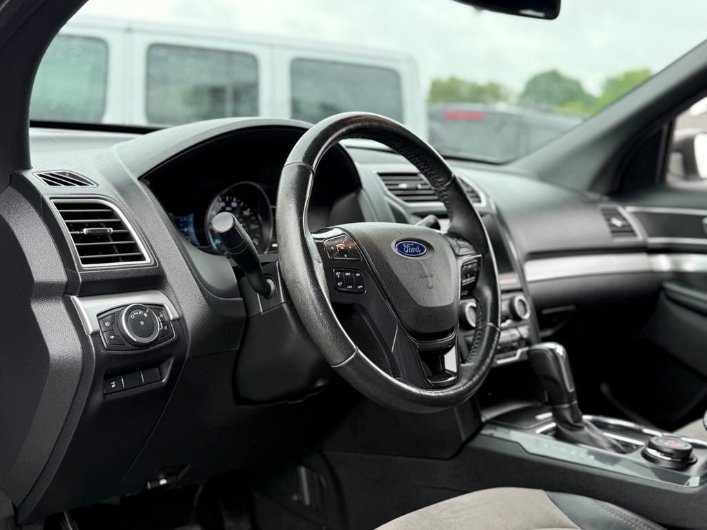 Used 2017 Ford Explorer XLT w/ Equipment Group 202A AWD/4WD image 9