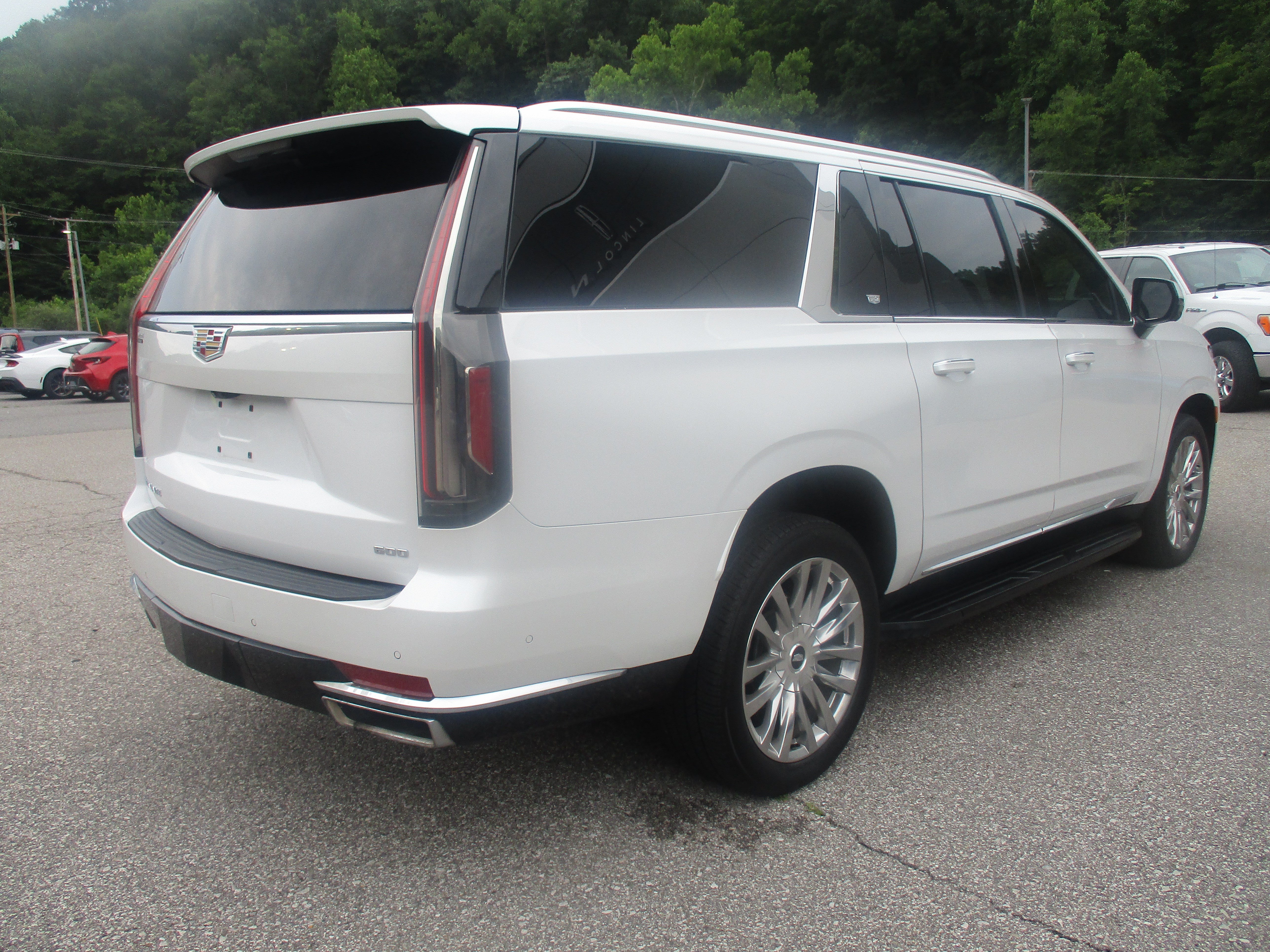 Used 2023 Cadillac Escalade ESV Premium Luxury w/ LPO, Illumination Package AWD/4WD image 3