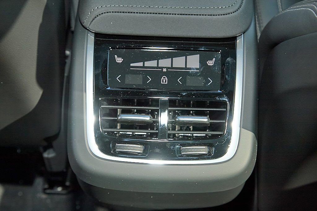 New 2026 Volvo XC60 B5 Ultra w/ Climate Package image 22