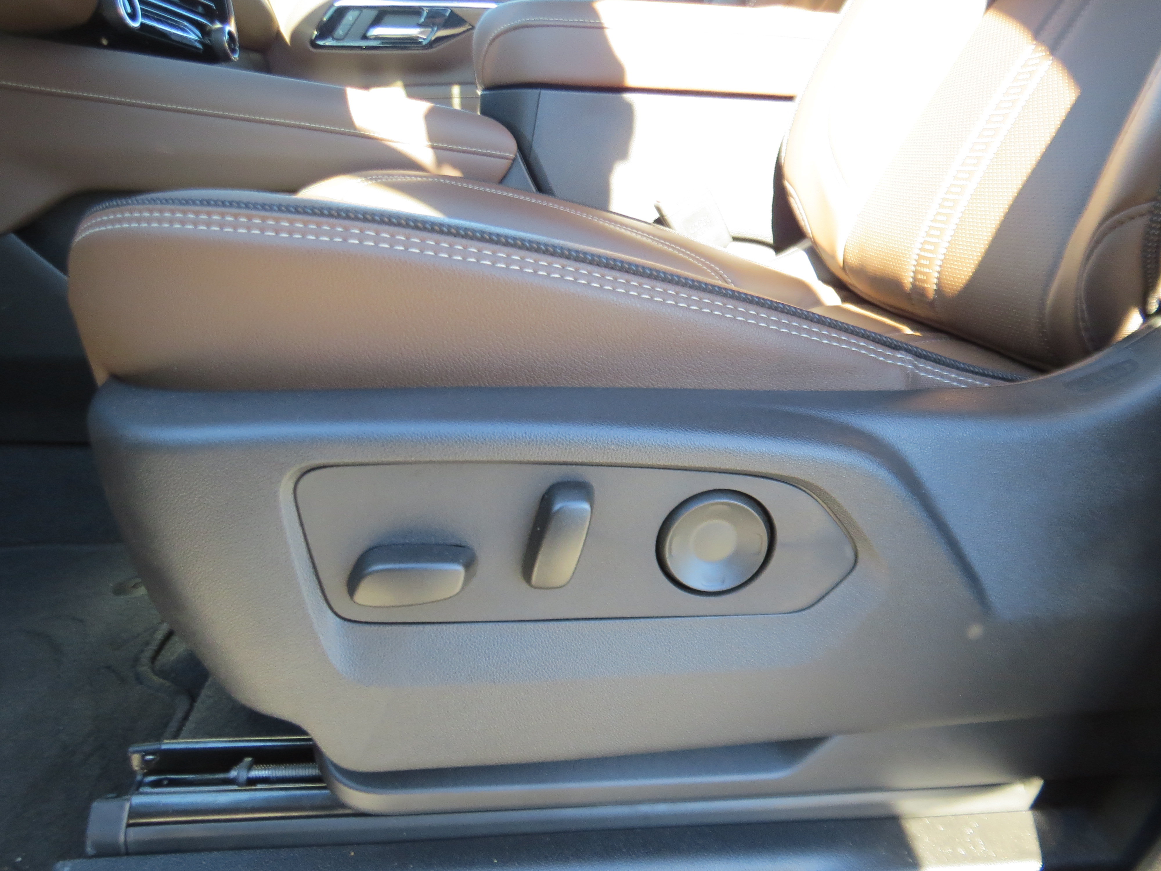 Used 2025 Chevrolet Suburban High Country AWD/4WD image 19