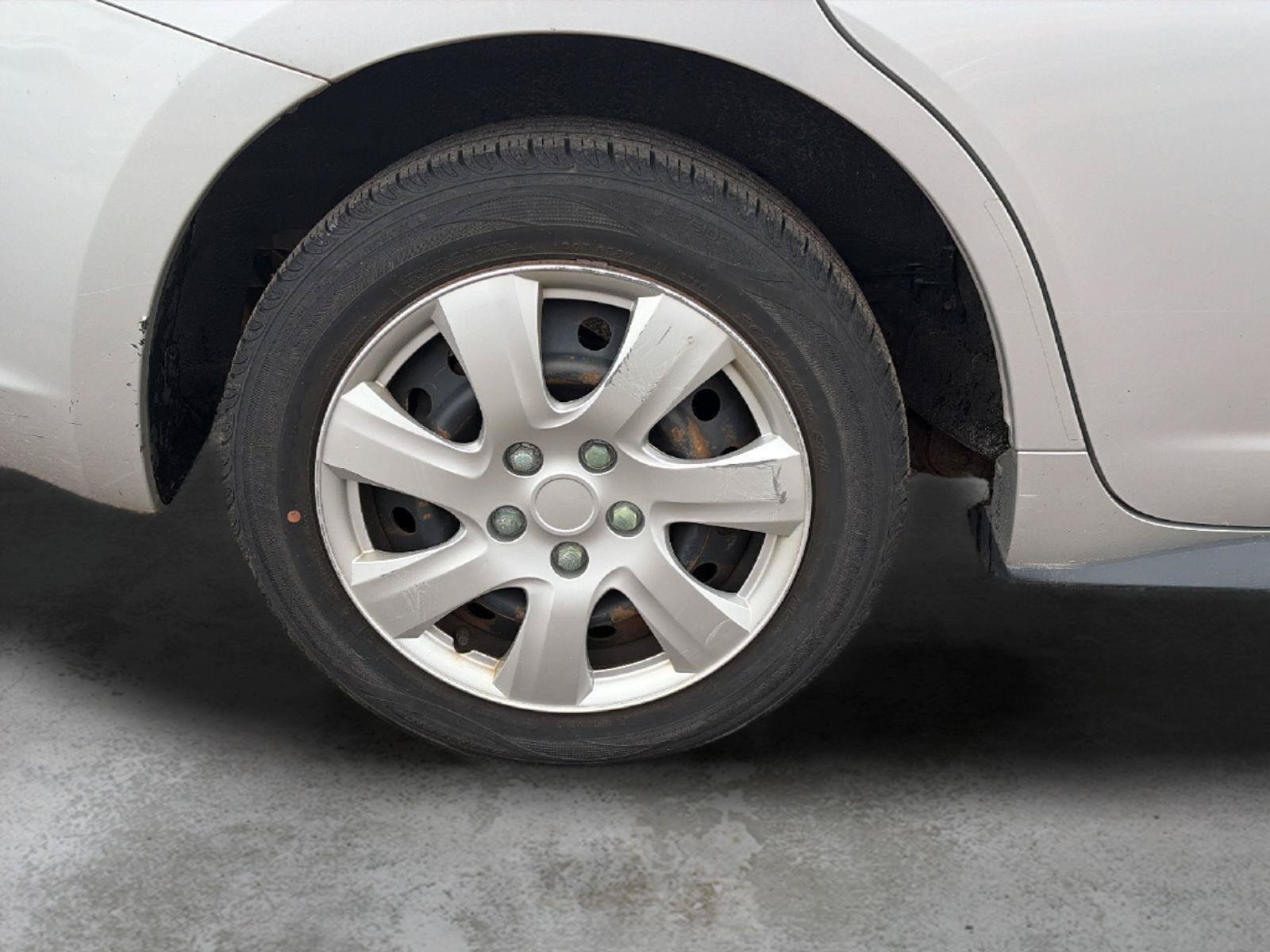 Used 2009 Pontiac Vibe w/ Preferred Package FWD image 9