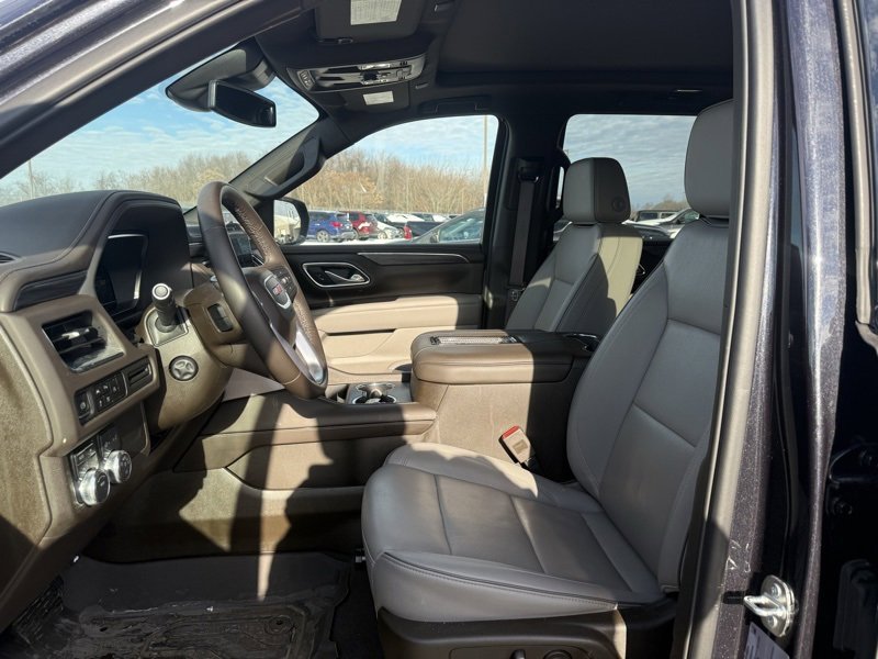 Used 2024 GMC Yukon SLT w/ SLT Premium Package image 10