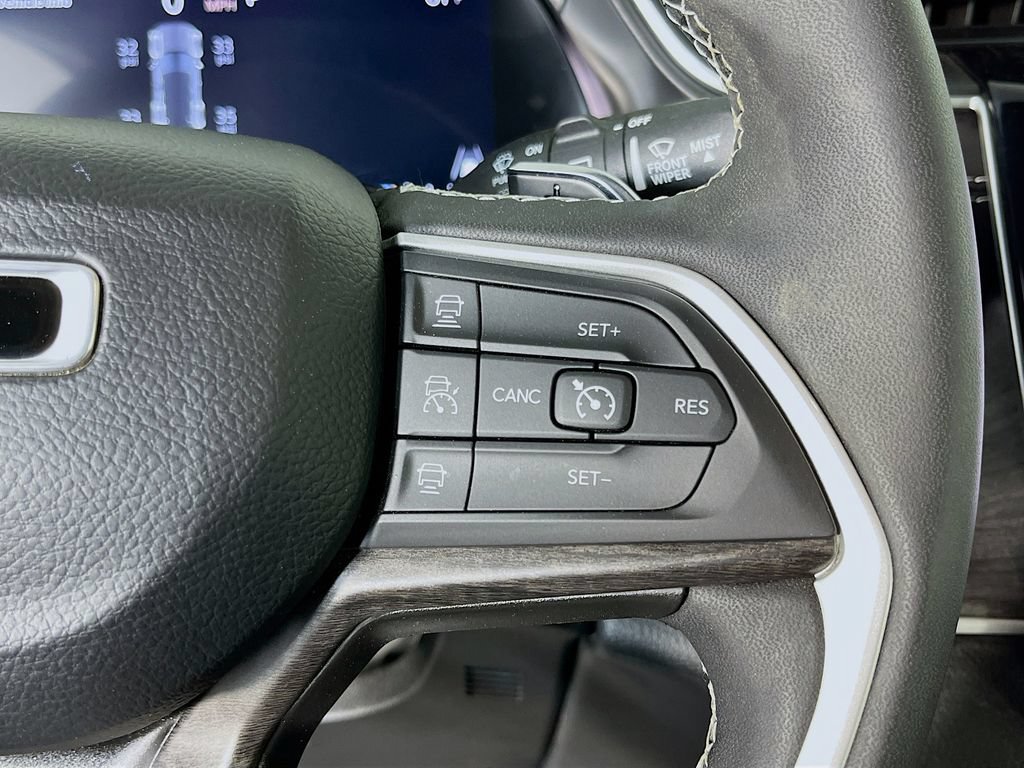 Used 2023 Jeep Grand Cherokee Limited AWD/4WD image 17