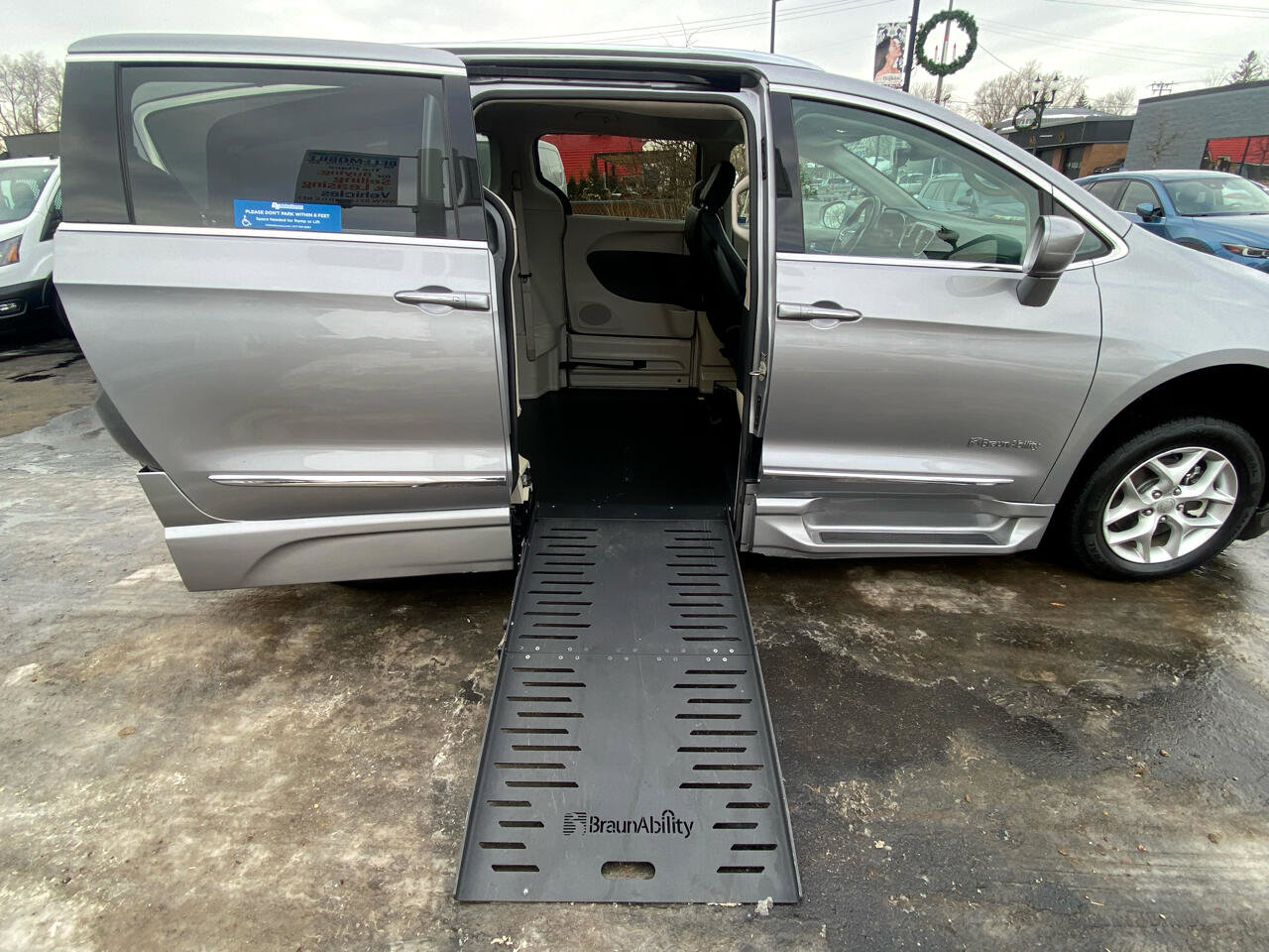 Used 2018 Chrysler Pacifica Touring-L w/ Tire & Wheel Group image 6