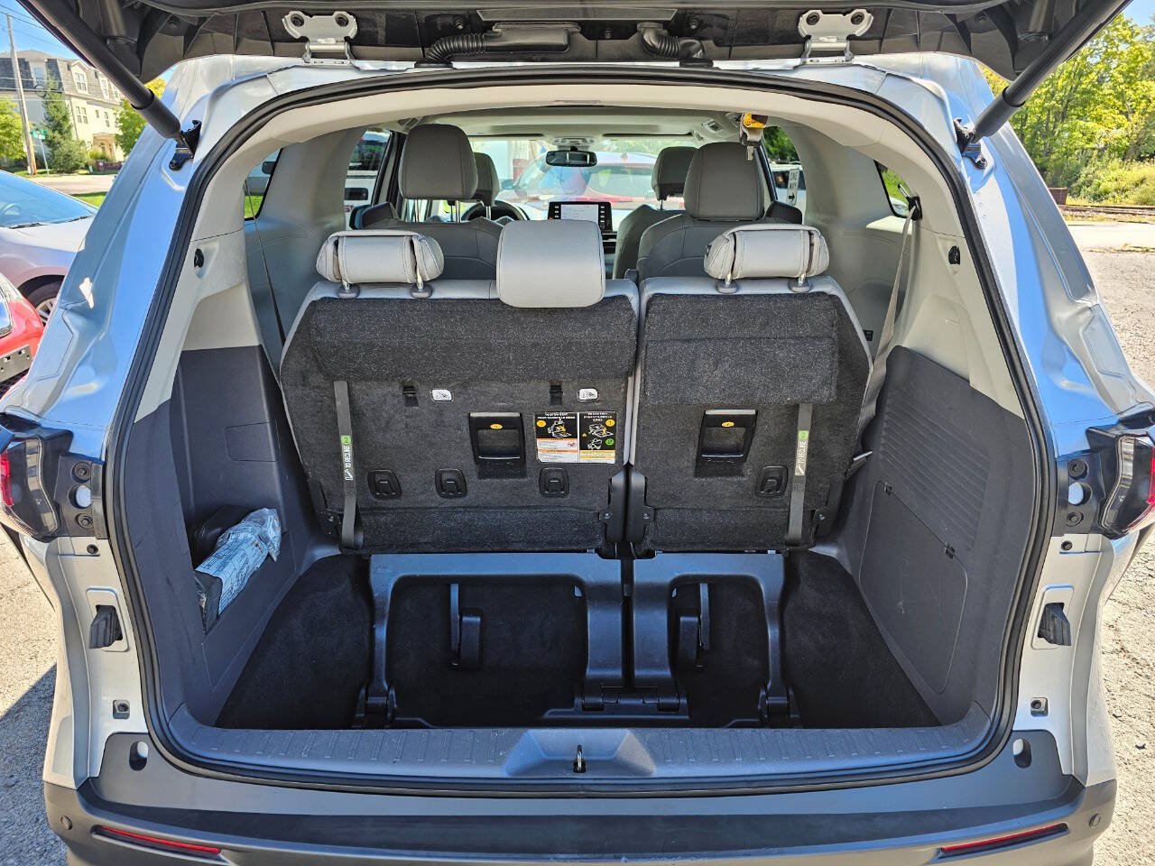 Used 2023 Toyota Sienna XLE FWD image 7
