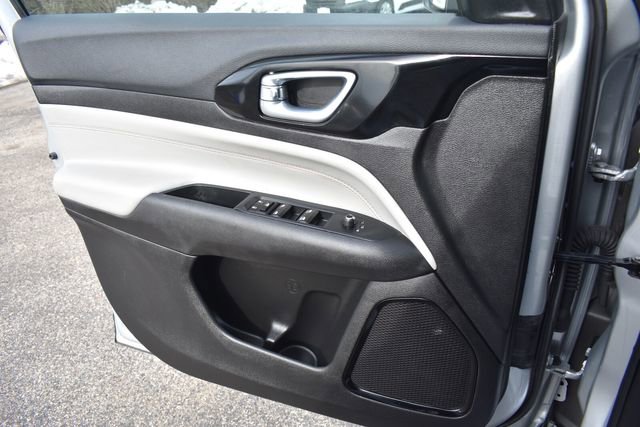 Used 2025 Jeep Compass Limited image 33