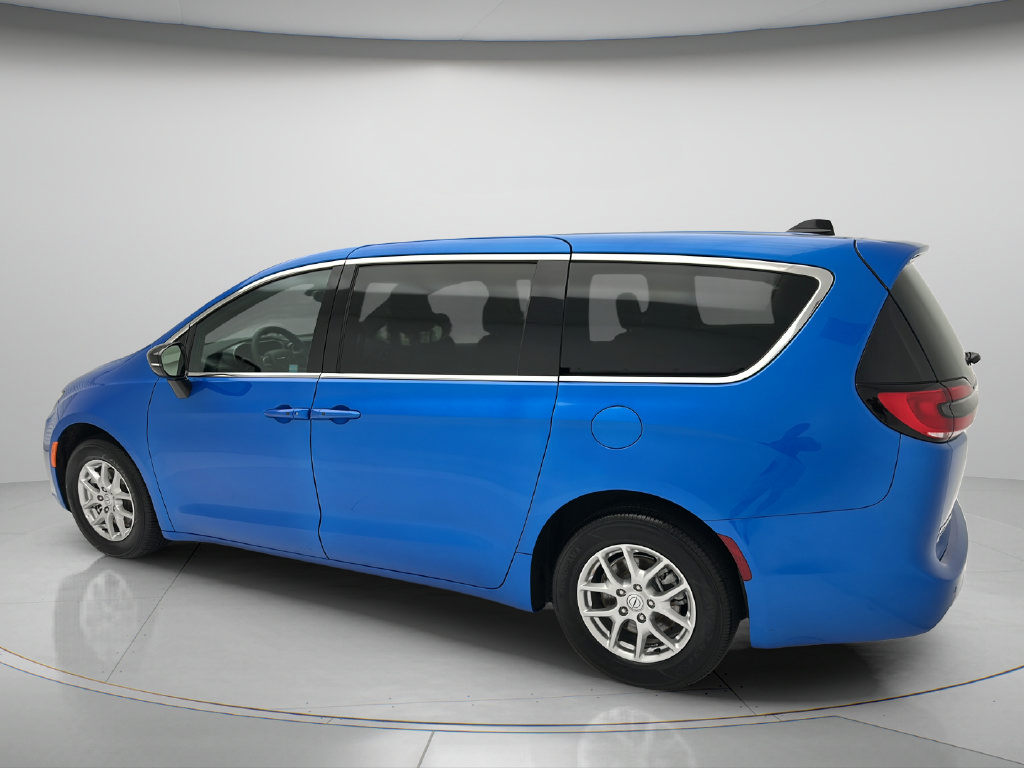 Used 2026 Chrysler Pacifica Select FWD image 4