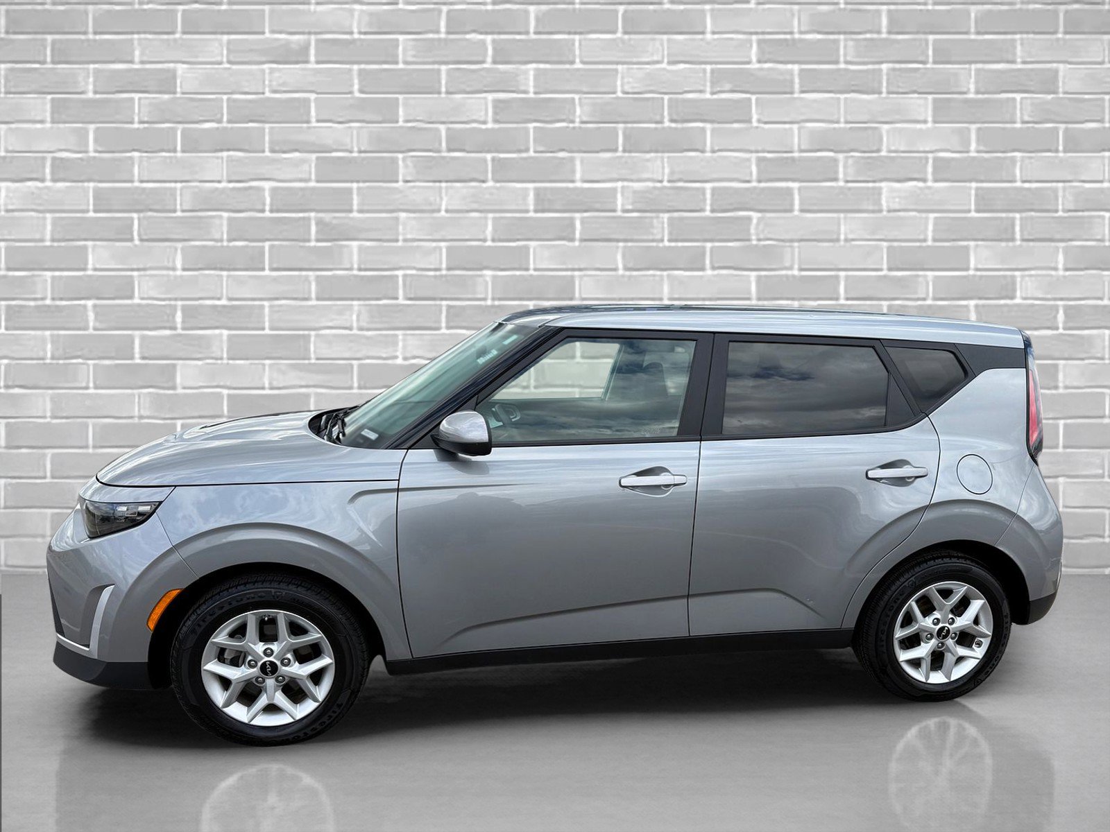 Used 2024 Kia Soul LX w/ Option Group 015 FWD image 2