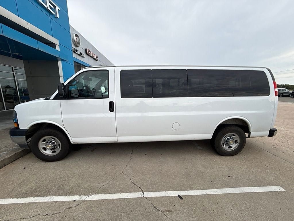 Used 2025 Chevrolet Express 3500 LT w/ LT Preferred Equipment Group RWD image 6