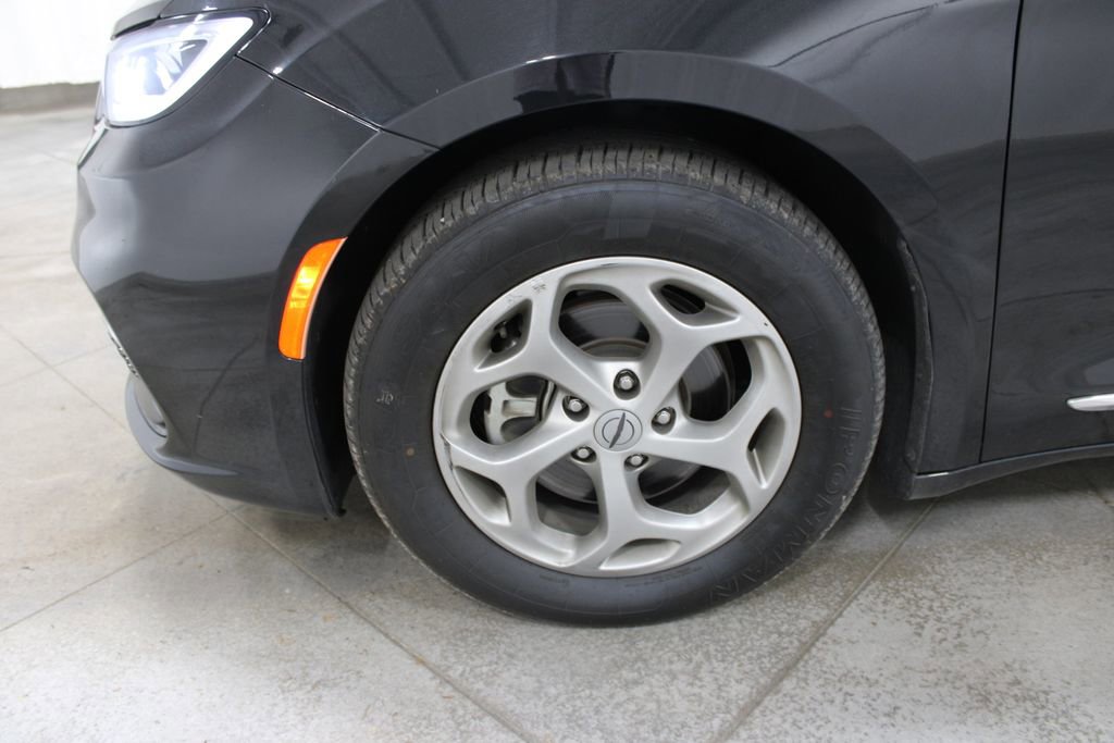 Used 2023 Chrysler Pacifica Limited FWD image 12
