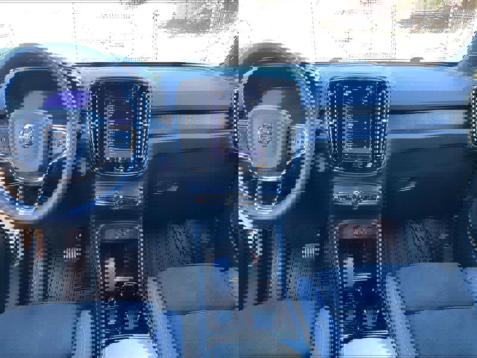 Used 2023 Volvo XC40 Recharge Ultimate image 9